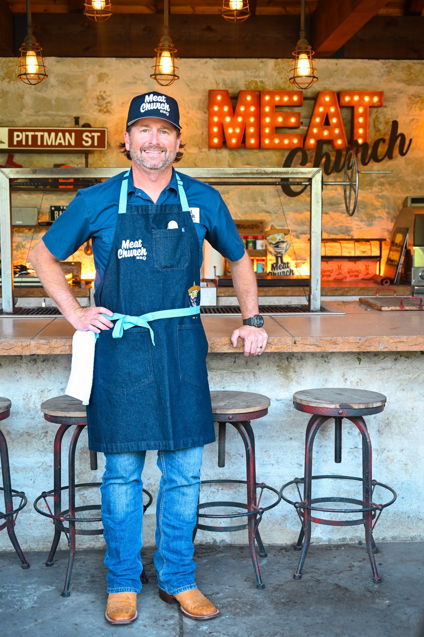 hedley-and-bennett-meat-church-apron-navy-v3 NAVY_H_B_APRON_LIFESTYLE_OUTDOOR_KITCHEN_TIED.jpg